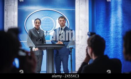 Représentants d'organisations féminines et masculines prenant la parole lors d'une conférence de presse dans le bâtiment du Gouvernement. Attachés de presse prononçant un discours au Sommet. Ministres prenant la parole lors de l'audition du Congrès. Banque D'Images