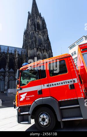 Le véhicule de sauvetage à haute altitude du service d'incendie se trouve devant la cathédrale de Cologne, en Allemagne. Fahrzeug der Hoehenrettung der Feuerwehr steht Banque D'Images