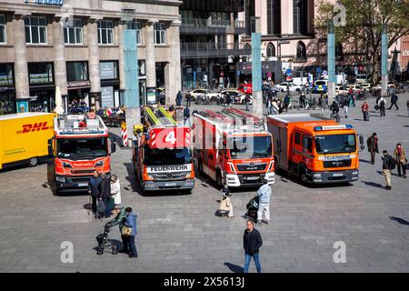 Les pompiers sont garés devant la gare centrale de Cologne, Allemagne. Feuerwehrfahrzeuge stehen vor dem Hauptbahnhof, Koeln, Deutschland. Banque D'Images