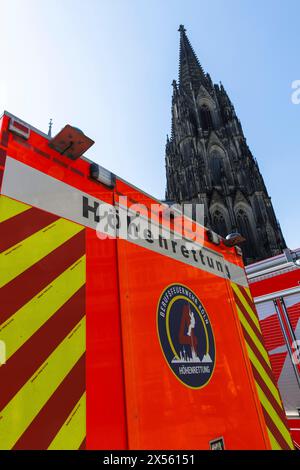 Le véhicule de sauvetage à haute altitude du service d'incendie se trouve devant la cathédrale de Cologne, en Allemagne. Fahrzeug der Hoehenrettung der Feuerwehr steht Banque D'Images