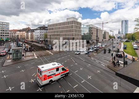 Une ambulance en service passe la jonction rue Opladener / rue Deutz-Muelheimer dans le quartier Deutz, vue sur la cathédrale et la tour LVR, Cologn Banque D'Images