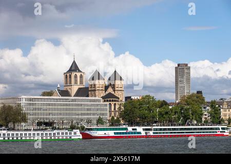 Vue sur le Rhin jusqu'à l'Institut der deutschen Wirtschaft Koeln ou l'Institut de recherche économique de Cologne, rue Konrad-Adenauer-Ufer Banque D'Images