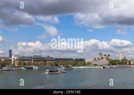 Vue sur le Rhin jusqu'à la rue Konrad-Adenauer-Ufer, l'immeuble de bureaux Neue Direktion, Institut der deutschen Wirtschaft Koeln ou Cologne Institute for E. Banque D'Images