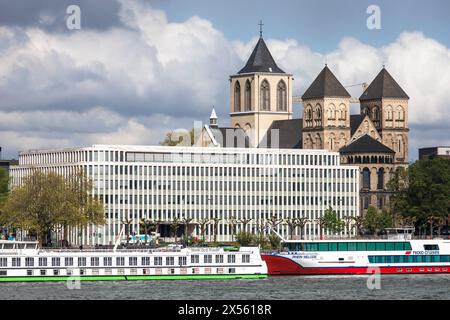 Vue sur le Rhin jusqu'à l'Institut der deutschen Wirtschaft Koeln ou l'Institut de recherche économique de Cologne, rue Konrad-Adenauer-Ufer Banque D'Images