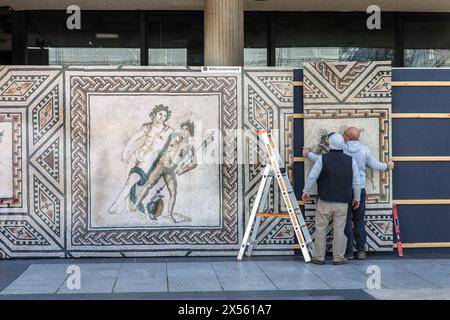 Une reproduction avec des extraits de la mosaïque de Dionysos est montée sur la clôture de construction du musée Roemisch-Germanisches sur Roncalliplatz, Colog Banque D'Images