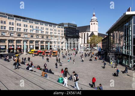 Les gens en face de la gare centrale, église ont créé Mariae Himmelfahrt, Cologne, Allemagne. Menschen vor dem Hauptbahnhof, Kirche préparées Mariae Himmelfahrt, Banque D'Images