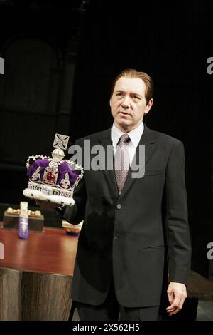 Kevin Spacey (Richard II) dans RICHARD II de Shakespeare au Old Vic Theatre, Londres SE1 04/10/2005 design : Hildegard Bechtler éclairage : Peter Mumford réalisateur : Trevor Nunn Banque D'Images