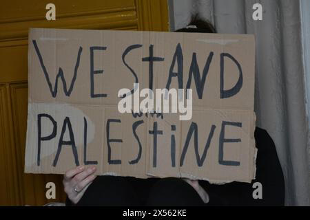 QUB Palestine Assembly Group occupe le bâtiment Lanyon de l'Université Queens Belfast, Royaume-Uni 07/05/2024 des étudiants de l'Université Queens de Belfast occupent le bâtiment Lanyon en Palestine manifestation de solidarité Belfast Irlande du Nord crédit:HeadlineX/Alamy Live News Banque D'Images