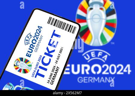 Billet für UEFA Euro 2024 Allemagne Fußball Europameisterschaft EM Europa Meisterschaft logo auf einem Handy Symbolbild Fotomontage in Deutschland Deutschland - 1. Mai 2024 : ticket für UEFA Euro 2024 Allemagne Fußball Europameisterschaft EM Europa Meisterschaft logo auf einem Handy Symbolbild Fotomontage in Deutschland. *** Billet pour l'UEFA Euro 2024 Allemagne Championnat d'Europe de football logo du Championnat d'Europe sur un téléphone portable symbole image photomontage en Allemagne Allemagne 1 mai 2024 billet pour l'UEFA Euro 2024 Allemagne Championnat d'Europe de football Europ Banque D'Images