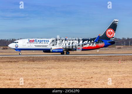 SunExpress Boeing 737-800 Flugzeug Flughafen Stuttgart in Deutschland Eintracht Frankfurt Sonderbemalung Stuttgart, Deutschland - 29. Janvier 2024 : Ein Boeing 737-800 Flugzeug der SunExpress mit dem Kennzeichen TC-SPC und der Eintracht Frankfurt Sonderbemalung am Flughafen à Stuttgart, Allemagne. *** SunExpress Boeing 737 800 Aircraft Stuttgart Airport in Germany Eintracht Frankfurt Special Livery Stuttgart, Germany 29 janvier 2024 Boeing 737 800 de SunExpress immatriculé TC SPC et Eintracht Frankfurt Special Livery à l'aéroport de Stuttgart, Allemagne Banque D'Images