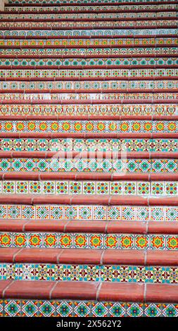 Tuiles colorées sur un escalier, vue détaillée en gros plan des marches de tuiles décoratives Banque D'Images