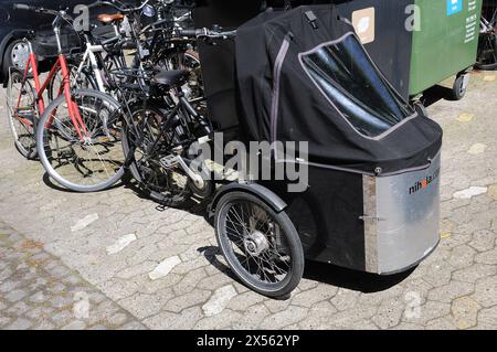 Copenhague/ Danemark/07 MAI 2024 2024/ les gens utilisent un vélo cargo dans la capitale danih. (Photo. Francis Joseph Dean/Dean Pictures) (non destiné à un usage commercial) Banque D'Images