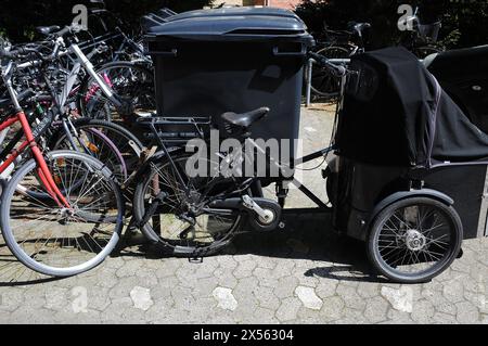 Copenhague/ Danemark/07 MAI 2024 2024/ les gens utilisent un vélo cargo dans la capitale danih. (Photo. Francis Joseph Dean/Dean Pictures) (non destiné à un usage commercial) Banque D'Images