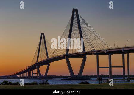 MT. Pleasant, Caroline du Sud, États-Unis - 18 mars 2024 : belles couleurs de coucher de soleil vues du parc Memorial Waterfront et de l'Arthur Ravenel, Jr. Pont à Mt Banque D'Images