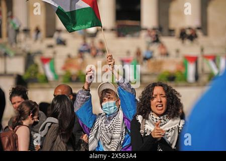 Des étudiants manifestent à l'UCL à Londres, alors qu'ils protestent contre la guerre à Gaza. Des étudiants au Royaume-Uni, y compris à Leeds, Newcastle et Bristol, ont installé des tentes à l'extérieur des bâtiments universitaires, reproduisant les manifestations nationales sur le campus qui ont commencé aux États-Unis le mois dernier. Date de la photo : mardi 7 mai 2024. Banque D'Images