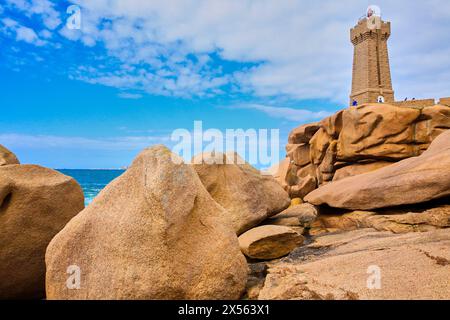 Dire Ruz Lighthouse, rochers géants à la Côte de Granit Rose, Côte de Granit Rose, Ploumanac'h, Perros-Guirec, Bretagne, Bretagne, France. Banque D'Images