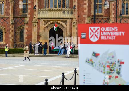 QUB Palestine Assembly Group occupe le bâtiment Lanyon de l'Université Queens Belfast, Royaume-Uni 07/05/2024 des étudiants de l'Université Queens de Belfast occupent le bâtiment Lanyon en Palestine manifestation de solidarité Belfast Irlande du Nord crédit:HeadlineX/Alamy Live News Banque D'Images