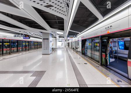 Shenzhen Metro unterirdische Haltestelle Huanancheng moderne Architektur im ÖPNV à Shenzhen, Chine Shenzhen, Chine - 4. Avril 2024 : Shenzhen Metro unterirdische Haltestelle Huanancheng moderne Architektur im ÖPNV à Shenzhen, Chine. *** Station de métro de Shenzhen Huanancheng architecture moderne des transports publics à Shenzhen, Chine Shenzhen, Chine 4 avril 2024 Station de métro de Shenzhen Huanancheng architecture moderne des transports publics à Shenzhen, Chine Banque D'Images