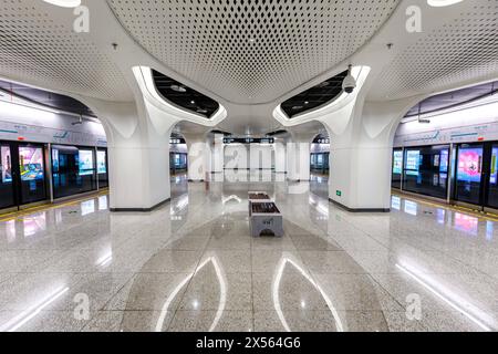 Chengdu Metro unterirdische Haltestelle Jincheng Plaza East moderne Architektur im ÖPNV à Chengdu, Chine Chengdu, Chine - 8. Avril 2024 : Chengdu Metro unterirdische Haltestelle Jincheng Plaza East moderne Architektur im ÖPNV à Chengdu, Chine. *** Station de métro de Chengdu Jincheng Plaza East architecture moderne des transports publics à Chengdu, Chine Chengdu, Chine 8 avril 2024 Station de métro de Chengdu Jincheng Plaza East architecture moderne des transports publics à Chengdu, Chine Banque D'Images