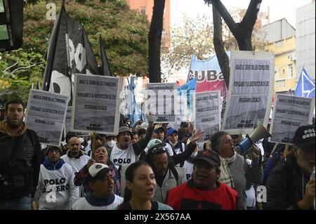 Olivos, Buenos Aires, Argentine. 7 mai 2024. 7 mai 2024, Olivos, Buenos Aires, Argentine : des manifestants ont manifesté devant la résidence présidentielle de Javier MileiÂ. Ils ont protesté contre ''l'ajustement, la suppression des programmes sociaux et la fermeture des soupes populaires'' (crédit image : © Igor Wagner/ZUMA Press Wire) USAGE ÉDITORIAL SEULEMENT! Non destiné à UN USAGE commercial ! Banque D'Images