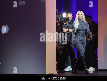 Hambourg, Allemagne. 07 mai 2024. La superstar AMÉRICAINE Kim Kardashian monte sur scène au salon numérique et marketing OMR. Crédit : Christian Charisius/dpa/Alamy Live News Banque D'Images