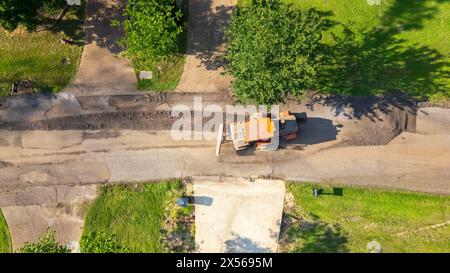 Véhicule de construction préparant la route pour une nouvelle couche d'asphalte Banque D'Images