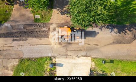 Véhicule de construction préparant la route pour une nouvelle couche d'asphalte Banque D'Images