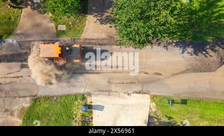 Véhicule de construction préparant la route pour une nouvelle couche d'asphalte Banque D'Images