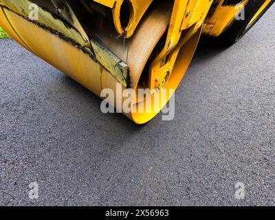 Machine de compacteur utilitaire pour les nouveaux travaux d'asphalte sur les routes, les parkings, etc Banque D'Images