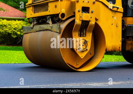 Machine de compacteur utilitaire pour les nouveaux travaux d'asphalte sur les routes, les parkings, etc Banque D'Images