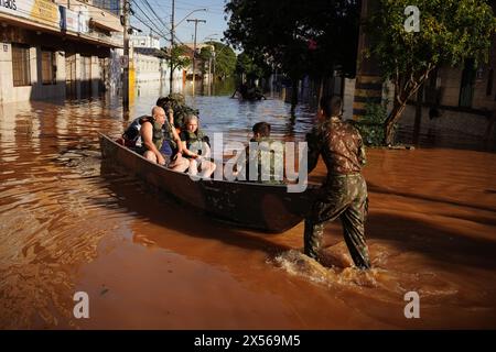 Porto Alegre, Brésil. 07 mai 2024. Les gens sont évacués par bateau par des membres des forces armées brésiliennes en raison des inondations. Crédit : Carlos Macedo/dpa/Alamy Live News Banque D'Images