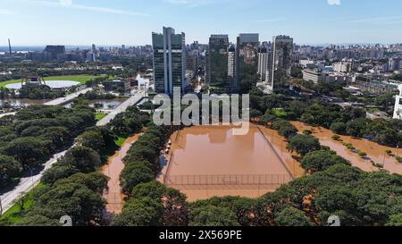 Porto Alegre, Brésil. 07 mai 2024. Vue sur un terrain de sport inondé. Selon les chiffres officiels, les inondations ont touché environ 850 000 habitants dans 340 villes de l’État de Rio Grande do Sul. Crédit : Carlos Macedo/dpa/Alamy Live News Banque D'Images