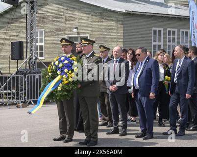 Internationale Feier zum 79. Befreiungstag der Häftlinge des Konzentrationslagers Mauthausen AM 5. Mai 1945, Am Gelände der Gedenkstätte Mauthausen, Am 05.05.2024. DAS Bild zeigt ukrainische Offiziere mit einem Blumenkranz vor dem Sarkophag am Appellplatz in Mauthausen. Hinter ihnen steht der Botschafter der Ukraine in Österreich, Vasyl Khymynets 2024 - internationale Feier zum 79. Befreiungstag der Häftlinge des Konzentrationslagers Mauthausen AM 5. Mai 1945, Am Gelände der Gedenkstätte Mauthausen, Am 05.05.2024. *** Célébration internationale de la 79ème journée de libération des prisonniers du Banque D'Images