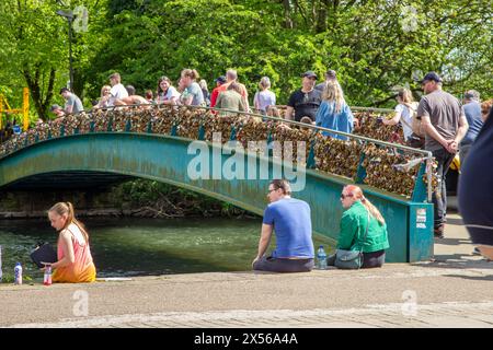 Les gens et les familles apprécient le soleil printanier et le temps ensoleillé sur les rives de la rivière Wye dans la ville de Derbyshire Peak District de Bakewell Banque D'Images