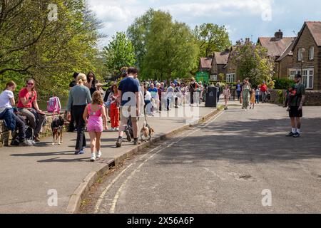 Les gens et les familles apprécient le soleil printanier et le temps ensoleillé dans la ville de Derbyshire Peak District de Bakewell Angleterre Banque D'Images