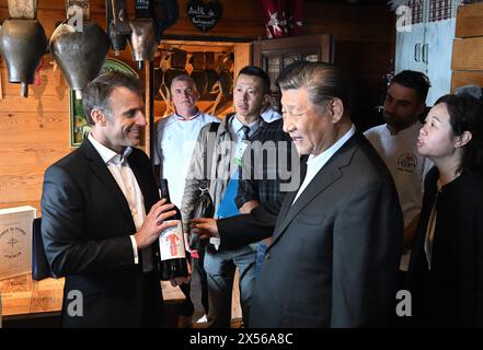© PHOTOPQR/LA DEPECHE DU MIDI/LAURENT DARD ; CAMPAN ; 07/05/2024 ; DDM LAURENT DARD EMMANUEL MACRON PRESIDENT DE LA REPUBLIQUE ET XI JINPING PRESIDENT DE LA CHINE EN VISITE DANS LES HAUTES PYRENEES AU SOMMET DU COL DU TOURMALET REPAS AU RESTAURANT L ETAPE DU BERGER CHEZ ERIC ABADIE - LES 6 ET 7 MAI, le président chinois Xi Jinping effectuera une visite d’État en France pour célébrer 60 ans de relations diplomatiques entre les deux pays. Outre Paris, l’homme fort de Pékin est également attendu aux côtés d’Emmanuel Macron dans les Hautes-Pyrénées, département cher au président français. Banque D'Images