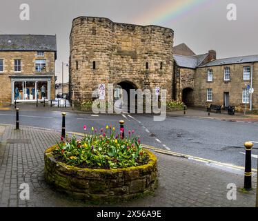 ALNWICK, NORTHUMBERLAND, ROYAUME-UNI - 22 AVRIL 2024. Une vue sur le paysage de l'ancienne tour Bondgate qui est une porte menant à Bondgate à l'intérieur à Alnwi Banque D'Images