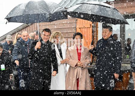 © PHOTOPQR/LA DEPECHE DU MIDI/LAURENT DARD ; CAMPAN ; 07/05/2024 ; DDM LAURENT DARD EMMANUEL MACRON PRESIDENT DE LA REPUBLIQUE ET XI JINPING PRESIDENT DE LA CHINE EN VISITE DANS LES HAUTES PYRENEES AU SOMMET DU COL DU TOURMALET REPAS AU RESTAURANT L ETAPE DU BERGER CHEZ ERIC ABADIE - LES 6 ET 7 MAI, le président chinois Xi Jinping effectuera une visite d’État en France pour célébrer 60 ans de relations diplomatiques entre les deux pays. Outre Paris, l’homme fort de Pékin est également attendu aux côtés d’Emmanuel Macron dans les Hautes-Pyrénées, département cher au président français. Banque D'Images