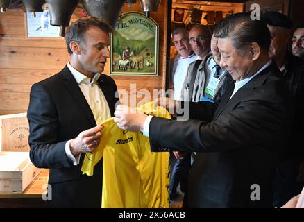 © PHOTOPQR/LA DEPECHE DU MIDI/LAURENT DARD ; CAMPAN ; 07/05/2024 ; DDM LAURENT DARD EMMANUEL MACRON PRESIDENT DE LA REPUBLIQUE ET XI JINPING PRESIDENT DE LA CHINE EN VISITE DANS LES HAUTES PYRENEES AU SOMMET DU COL DU TOURMALET REPAS AU RESTAURANT L ETAPE DU BERGER CHEZ ERIC ABADIE - LES 6 ET 7 MAI, le président chinois Xi Jinping effectuera une visite d’État en France pour célébrer 60 ans de relations diplomatiques entre les deux pays. Outre Paris, l’homme fort de Pékin est également attendu aux côtés d’Emmanuel Macron dans les Hautes-Pyrénées, département cher au président français. Banque D'Images