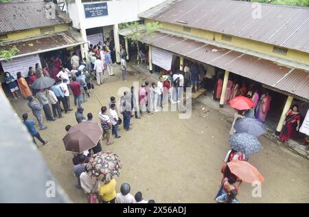 Guwahati, Guwahati, Inde. 7 mai 2024. Les électeurs attendent dans la file d'attente pour voter lors de la 3ème phase des élections Lok Sabha 2024 dans un bureau de vote à Guwahati Inde le mardi 7 mai 2024. (Crédit image : © Dasarath Deka/ZUMA Press Wire) USAGE ÉDITORIAL SEULEMENT! Non destiné à UN USAGE commercial ! Banque D'Images