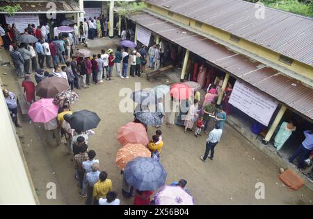 Guwahati, Guwahati, Inde. 7 mai 2024. Les électeurs attendent dans la file d'attente pour voter lors de la 3ème phase des élections Lok Sabha 2024 dans un bureau de vote à Guwahati Inde le mardi 7 mai 2024. (Crédit image : © Dasarath Deka/ZUMA Press Wire) USAGE ÉDITORIAL SEULEMENT! Non destiné à UN USAGE commercial ! Banque D'Images