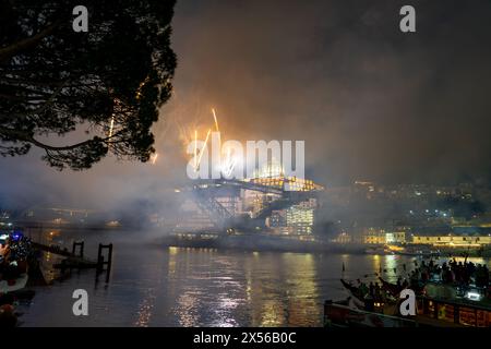 beaux feux d'artifice colorés sur le fleuve douro à porto portugal sur le festival sao joao Banque D'Images