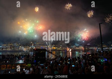 06.23.2023. Porto, Portugal : beaux feux d'artifice colorés sur le fleuve douro à porto portugal sur le festival sao joao Banque D'Images