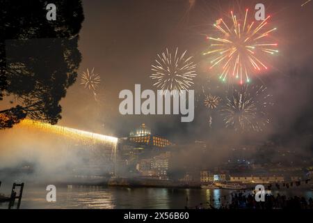 beaux feux d'artifice colorés sur le fleuve douro à porto portugal sur le festival sao joao Banque D'Images