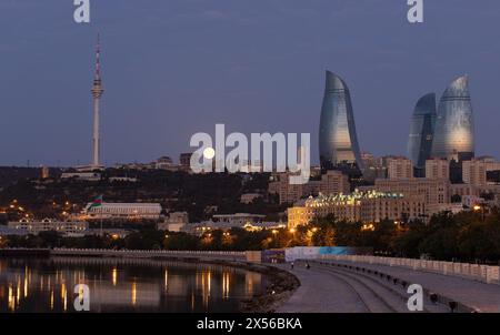 Azerbaïdjan. Bakou. 06.25.2021. Lune jaune au-dessus de la ville au lever du soleil. Banque D'Images