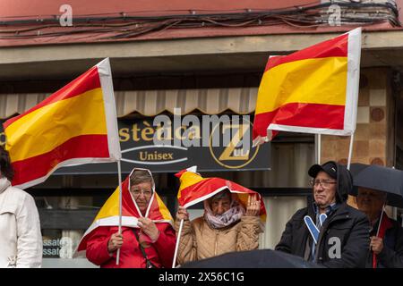 Cornella de Llobregat, Espagne. 07 mai 2024. Feijoo retourne en Catalogne pour la campagne électorale catalane, dans ce cas dans le quartier populaire de Sant Ildefons à Cornellà, une zone avec une forte présence d'immigrants. Feijoo vuelve a Cataluña para la Campaña electric catalana, en este caso al Popular Barrio de Sant Ildefons de Cornellà, una zona con una fuerte presencia migratoria. Sur la photo : alejandro fernandez, alberto nunez feijoo, News Politics -Barcelone, Espagne mardi 7 mai, 2024 (photo par Eric Renom/LaPresse) crédit : LaPresse/Alamy Live News Banque D'Images