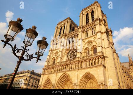 Façade occidentale de la cathédrale notre-Dame et réverbère. Île de la Cité. Paris. France. La cathédrale est largement considérée comme l'un des plus beaux exa Banque D'Images