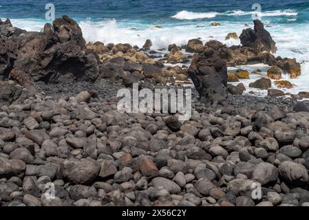 Pierres rondes polies par l'eau sur la côte de Tenesera, Lanzarote Banque D'Images