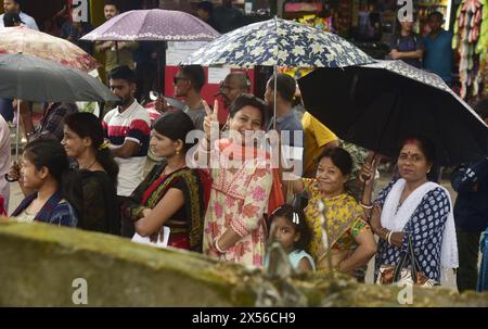 Guwahati, Guwahati, Inde. 7 mai 2024. Les électeurs attendent dans la file d'attente pour voter lors de la 3ème phase des élections Lok Sabha 2024 dans un bureau de vote à Guwahati Inde le mardi 7 mai 2024. (Crédit image : © Dasarath Deka/ZUMA Press Wire) USAGE ÉDITORIAL SEULEMENT! Non destiné à UN USAGE commercial ! Banque D'Images