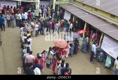 Guwahati, Guwahati, Inde. 7 mai 2024. Les électeurs attendent dans la file d'attente pour voter lors de la 3ème phase des élections Lok Sabha 2024 dans un bureau de vote à Guwahati Inde le mardi 7 mai 2024. (Crédit image : © Dasarath Deka/ZUMA Press Wire) USAGE ÉDITORIAL SEULEMENT! Non destiné à UN USAGE commercial ! Banque D'Images